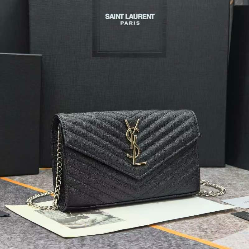 Y- 信封包 👑 超实用的一款小包 ，肩带拆掉可直接当手包用，16个卡位 ，采用球纹牛皮，配上精细的手工
