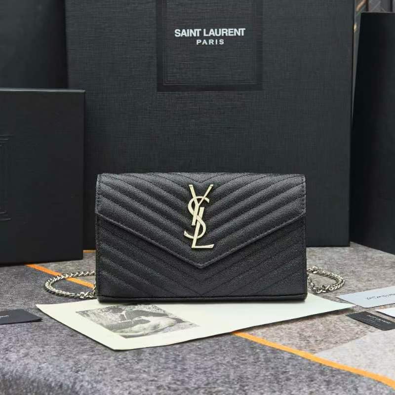 Y- 信封包 👑 超实用的一款小包 ，肩带拆掉可直接当手包用，16个卡位 ，采用球纹牛皮，配上精细的手工
