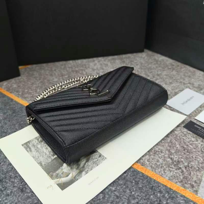 Y- 信封包 👑 超实用的一款小包 ，肩带拆掉可直接当手包用，16个卡位 ，采用球纹牛皮，配上精细的手工