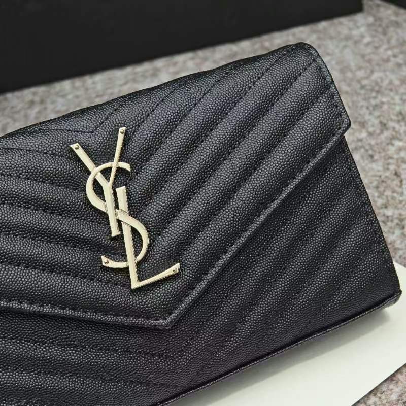 Y- 信封包 👑 超实用的一款小包 ，肩带拆掉可直接当手包用，16个卡位 ，采用球纹牛皮，配上精细的手工