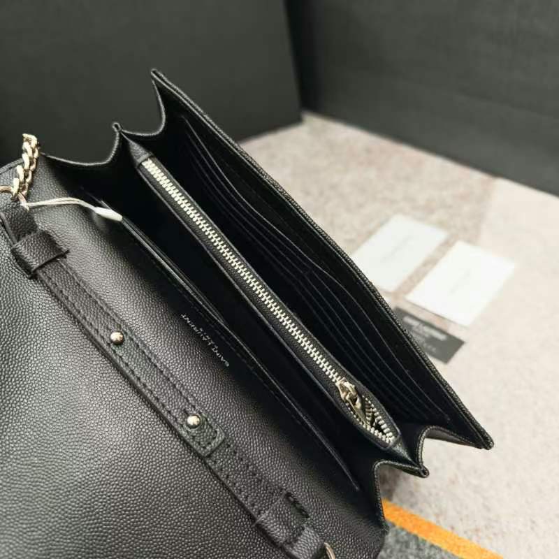 Y- 信封包 👑 超实用的一款小包 ，肩带拆掉可直接当手包用，16个卡位 ，采用球纹牛皮，配上精细的手工