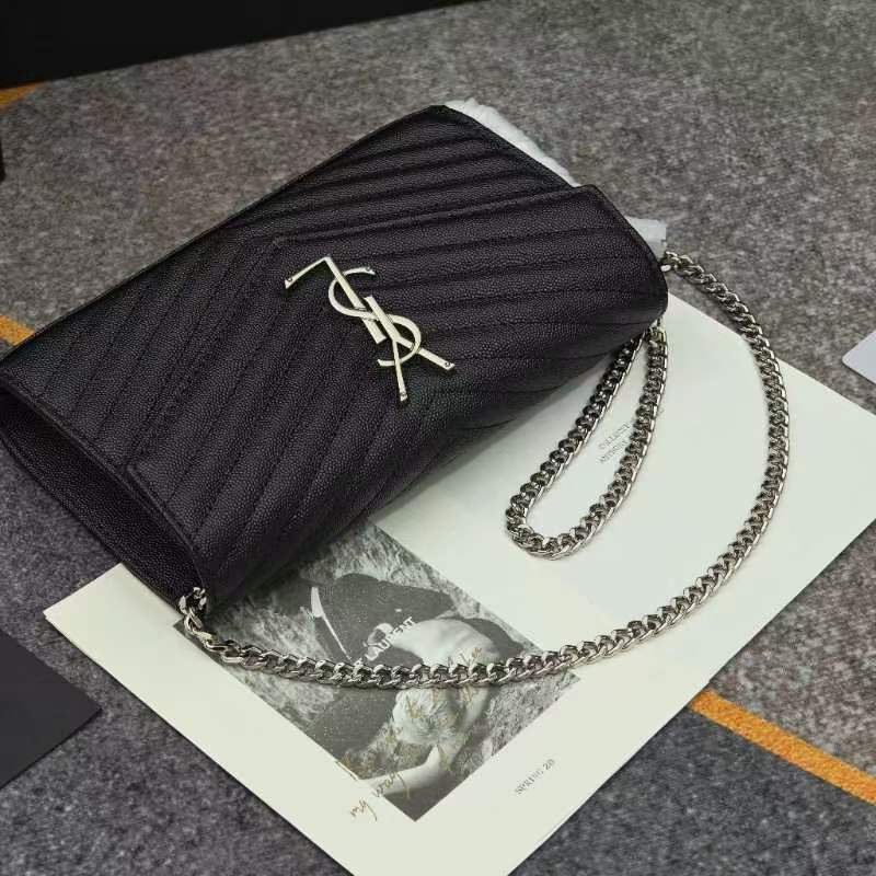 Y- 信封包 👑 超实用的一款小包 ，肩带拆掉可直接当手包用，16个卡位 ，采用球纹牛皮，配上精细的手工