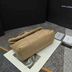 小号8821-升级头层小羊皮版LOULOU PUFFER 绗缝小羊皮包,100%小羊皮制作,手感柔软细腻 小号8821-升级头层小羊皮版LOULOU PUFFER 绗缝小羊皮包,100%小羊皮制作,手感柔软细腻