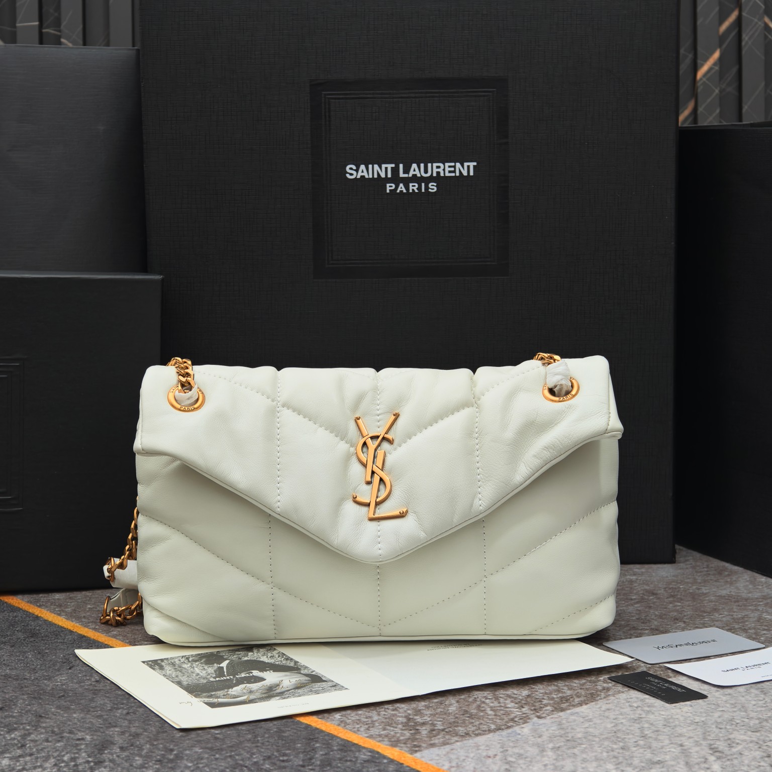 中号8822-升级版LOULOU PUFFER 绗缝小羊皮包，100%小羊皮制作，手感柔软细腻，犹如怀抱