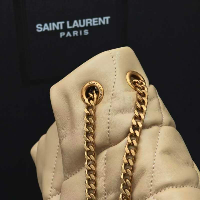 中号8822-升级版LOULOU PUFFER 绗缝小羊皮包，100%小羊皮制作，手感柔软细腻，犹如怀抱