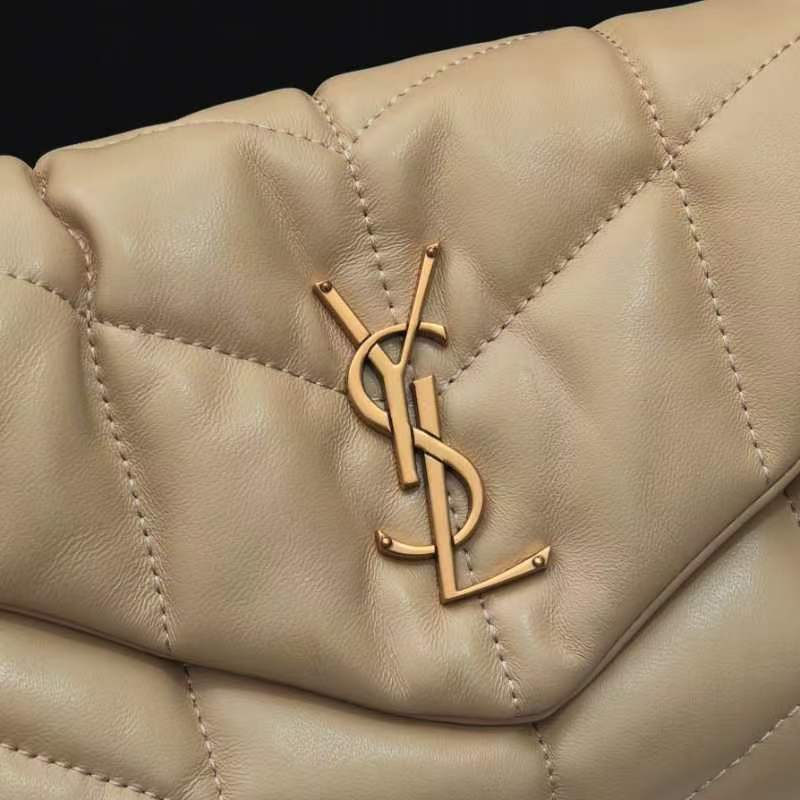 中号8822-升级版LOULOU PUFFER 绗缝小羊皮包，100%小羊皮制作，手感柔软细腻，犹如怀抱