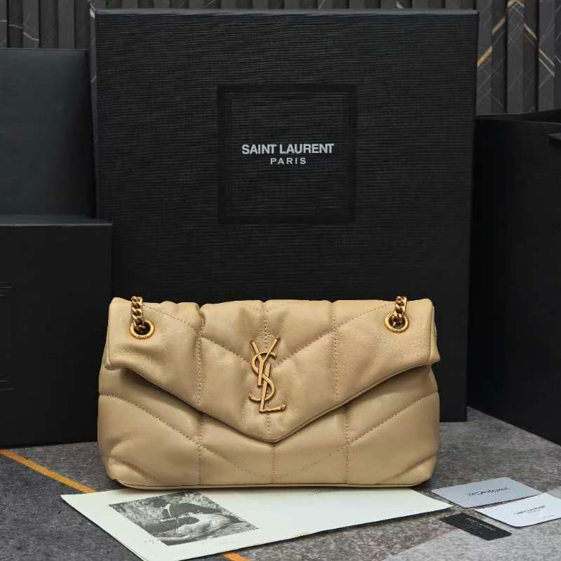 中号8822-升级版LOULOU PUFFER 绗缝小羊皮包，100%小羊皮制作，手感柔软细腻，犹如怀抱