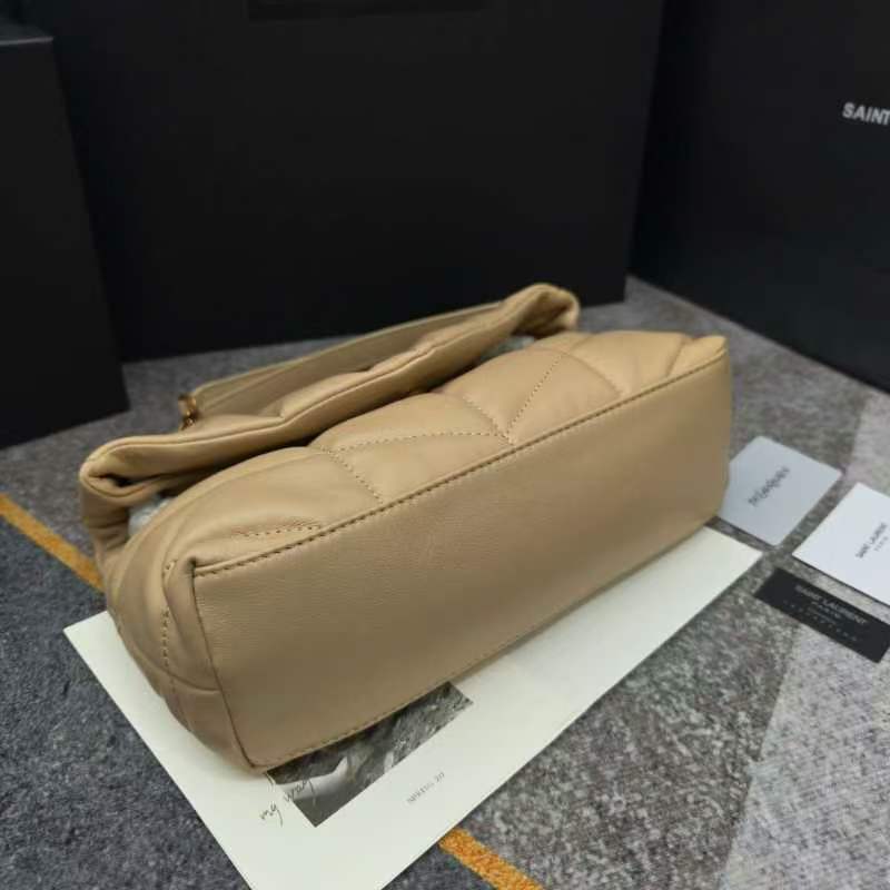 中号8822-升级版LOULOU PUFFER 绗缝小羊皮包，100%小羊皮制作，手感柔软细腻，犹如怀抱