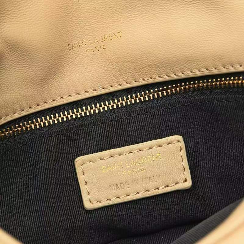 中号8822-升级版LOULOU PUFFER 绗缝小羊皮包，100%小羊皮制作，手感柔软细腻，犹如怀抱