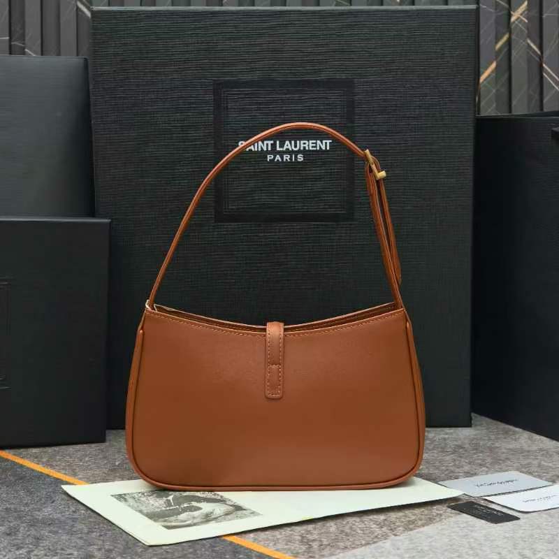 -焦糖色腋下包Le5A7 Bag 强推▪️今年的宝藏包包之一！极简外形+金属logo 扣开合设计 可调节