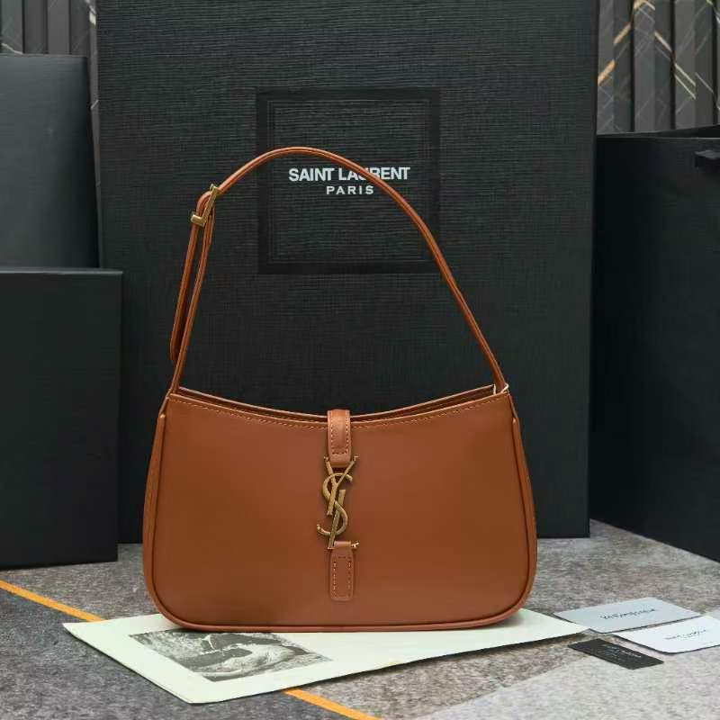 -焦糖色腋下包Le5A7 Bag 强推▪️今年的宝藏包包之一！极简外形+金属logo 扣开合设计 可调节