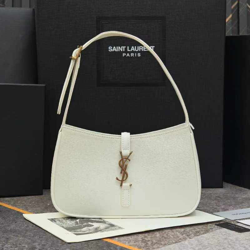 -白色腋下包Le5A7 Bag 强推▪️今年的宝藏包包之一！极简外形+金属logo 扣开合设计 可调节肩