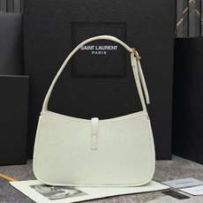 -白色腋下包Le5A7 Bag 强推▪️今年的宝藏包包之一!极简外形+金属logo 扣开合设计 可调节肩 -白色腋下包Le5A7 Bag 强推▪️今年的宝藏包包之一!极简外形+金属logo 扣开合设计 可调节肩