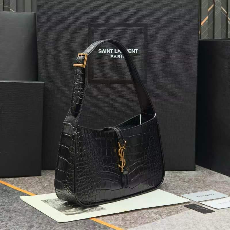 -鳄鱼纹黑色腋下包Le5A7 Bag 强推▪️今年的宝藏包包之一！极简外形+金属logo 扣开合设计 可