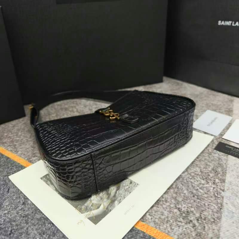 -鳄鱼纹黑色腋下包Le5A7 Bag 强推▪️今年的宝藏包包之一！极简外形+金属logo 扣开合设计 可
