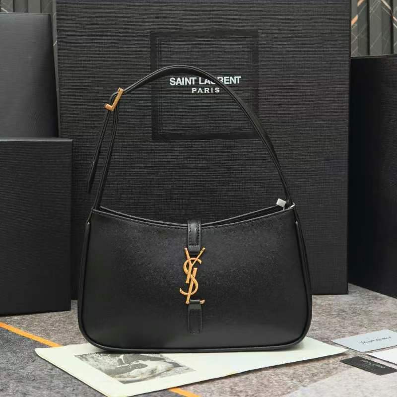 、-黑色腋下包Le5A7 Bag 强推▪️今年的宝藏包包之一！极简外形+金属logo 扣开合设计 可调节