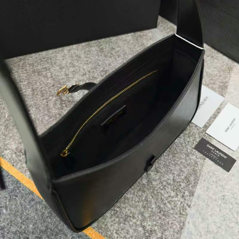 、-黑色腋下包Le5A7 Bag 强推▪️今年的宝藏包包之一！极简外形+金属logo 扣开合设计 可调节