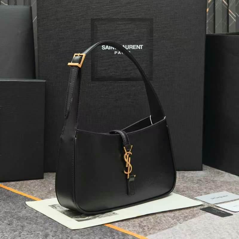 、-黑色腋下包Le5A7 Bag 强推▪️今年的宝藏包包之一！极简外形+金属logo 扣开合设计 可调节