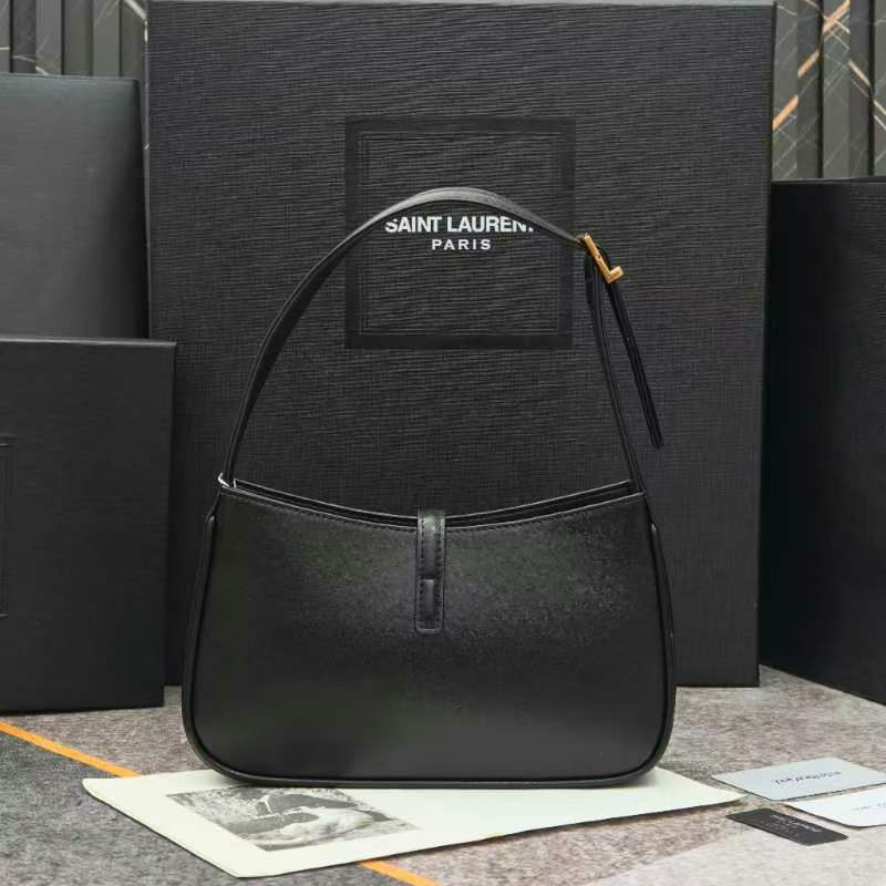 、-黑色腋下包Le5A7 Bag 强推▪️今年的宝藏包包之一！极简外形+金属logo 扣开合设计 可调节