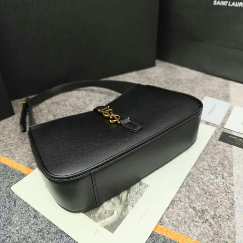 、-黑色腋下包Le5A7 Bag 强推▪️今年的宝藏包包之一！极简外形+金属logo 扣开合设计 可调节