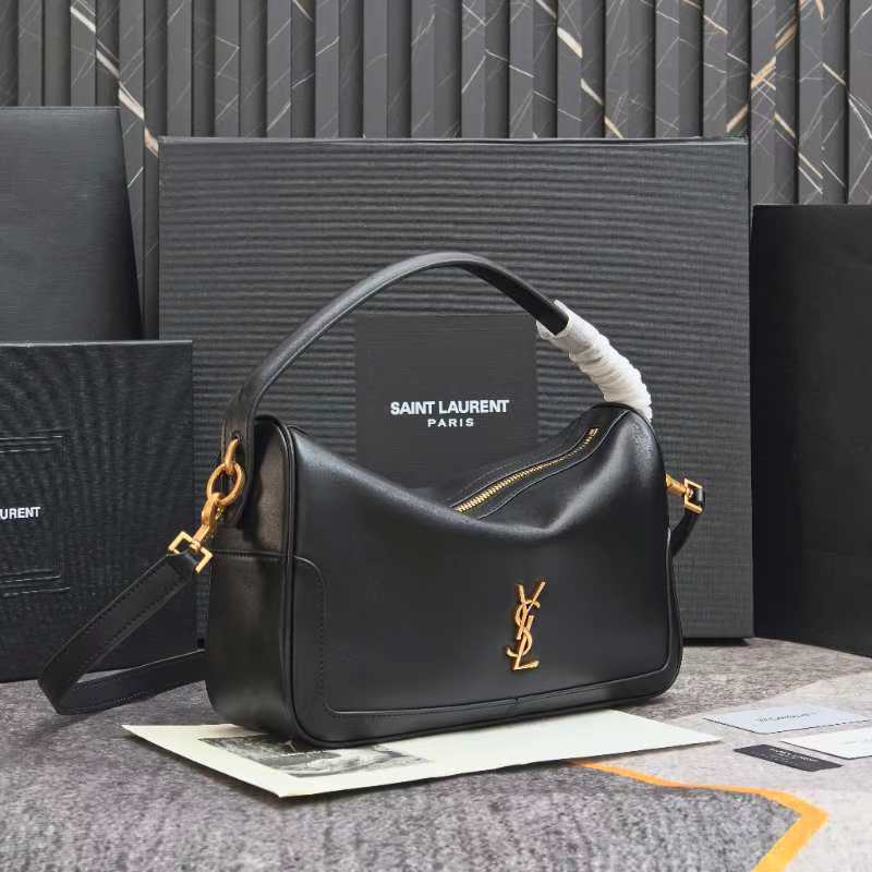 黑色🖤8818Camera Supple bag_饭盒包这款手袋是一款宽敞的肩包，带有牛皮革底座和柔软的