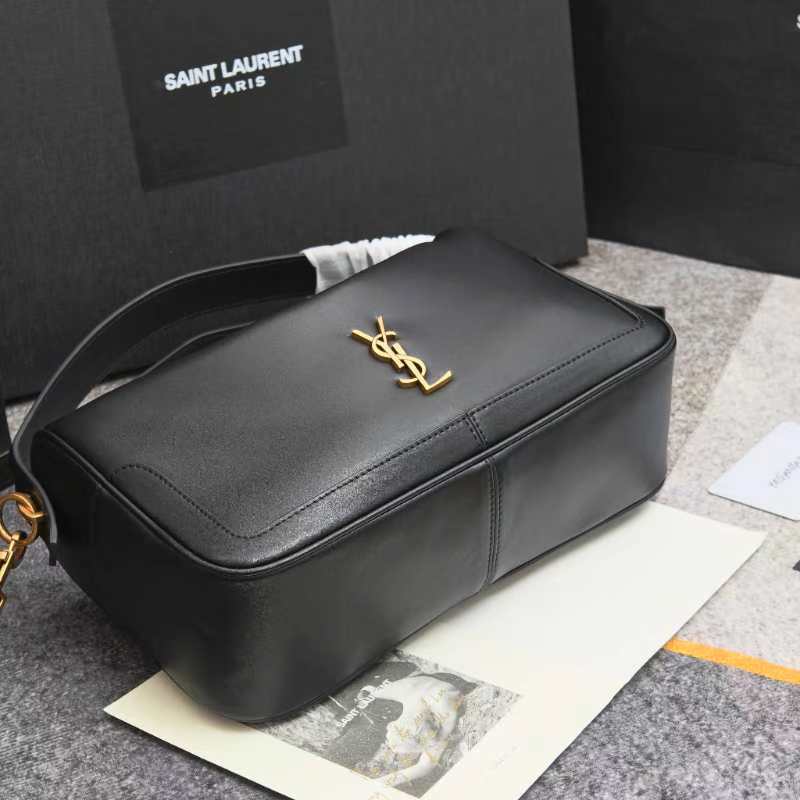 黑色🖤8818Camera Supple bag_饭盒包这款手袋是一款宽敞的肩包，带有牛皮革底座和柔软的