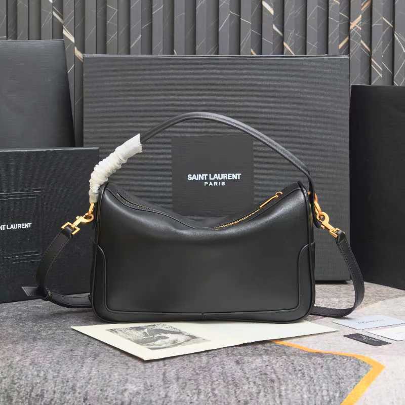 黑色🖤8818Camera Supple bag_饭盒包这款手袋是一款宽敞的肩包，带有牛皮革底座和柔软的