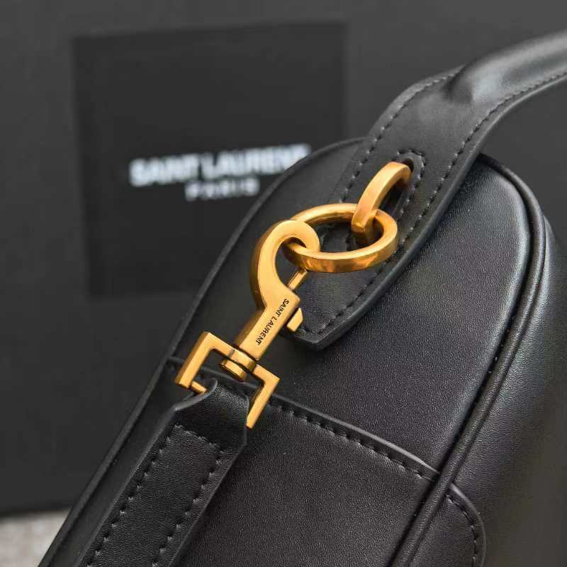 黑色🖤8818Camera Supple bag_饭盒包这款手袋是一款宽敞的肩包，带有牛皮革底座和柔软的