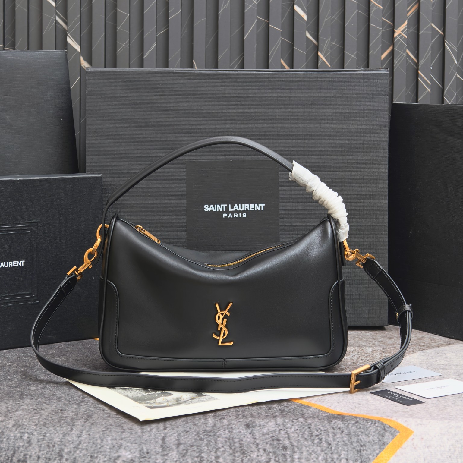 黑色🖤8818Camera Supple bag_饭盒包这款手袋是一款宽敞的肩包，带有牛皮革底座和柔软的