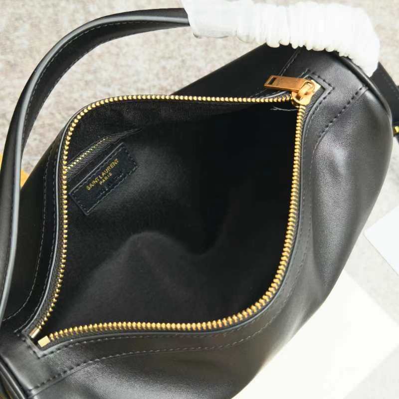 黑色🖤8818Camera Supple bag_饭盒包这款手袋是一款宽敞的肩包，带有牛皮革底座和柔软的