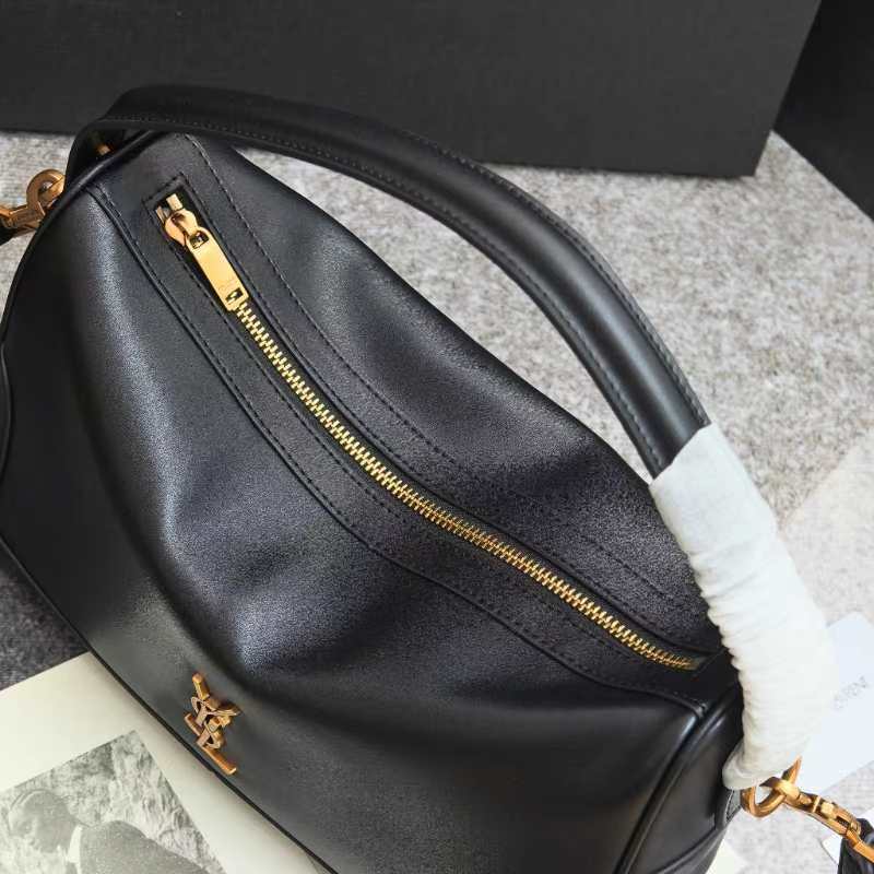 黑色🖤8818Camera Supple bag_饭盒包这款手袋是一款宽敞的肩包，带有牛皮革底座和柔软的