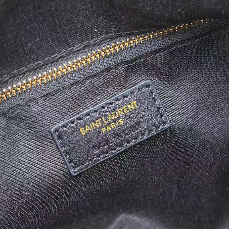 黑色🖤8818Camera Supple bag_饭盒包这款手袋是一款宽敞的肩包，带有牛皮革底座和柔软的