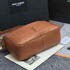 棕色🖤8818Camera Supple bag_饭盒包这款手袋是一款宽敞的肩包,带有牛皮革底座和柔软的 棕色🖤8818Camera Supple bag_饭盒包这款手袋是一款宽敞的肩包,带有牛皮革底座和柔软的