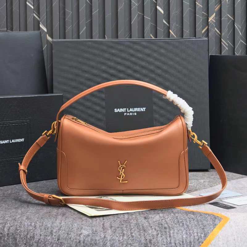 棕色🖤8818Camera Supple bag_饭盒包这款手袋是一款宽敞的肩包，带有牛皮革底座和柔软的