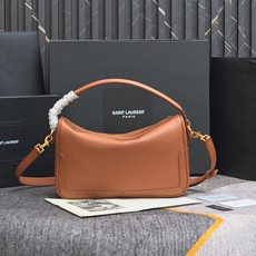 棕色🖤8818Camera Supple bag_饭盒包这款手袋是一款宽敞的肩包,带有牛皮革底座和柔软的 棕色🖤8818Camera Supple bag_饭盒包这款手袋是一款宽敞的肩包,带有牛皮革底座和柔软的