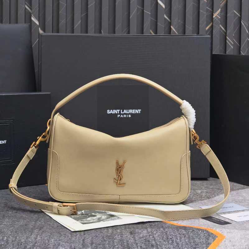 杏色🖤8818Camera Supple bag_饭盒包这款手袋是一款宽敞的肩包，带有牛皮革底座和柔软的