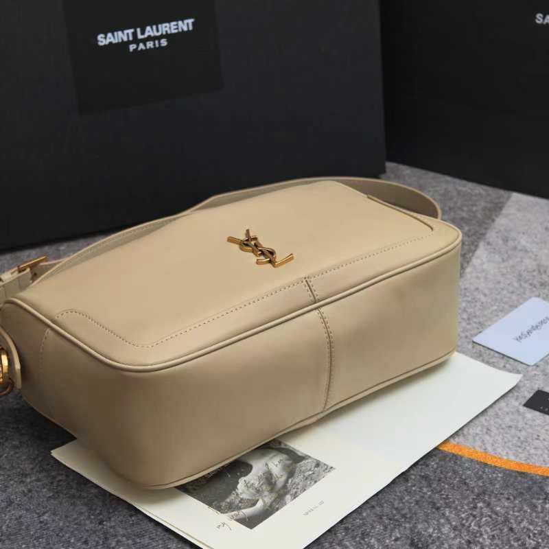 杏色🖤8818Camera Supple bag_饭盒包这款手袋是一款宽敞的肩包，带有牛皮革底座和柔软的