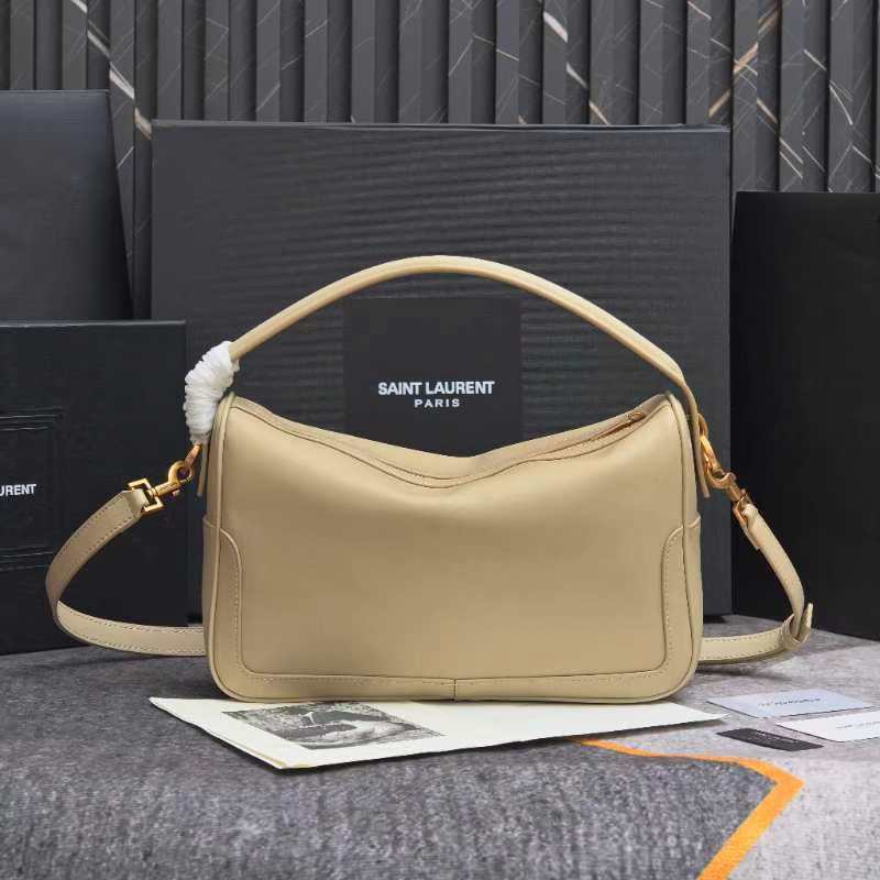 杏色🖤8818Camera Supple bag_饭盒包这款手袋是一款宽敞的肩包，带有牛皮革底座和柔软的