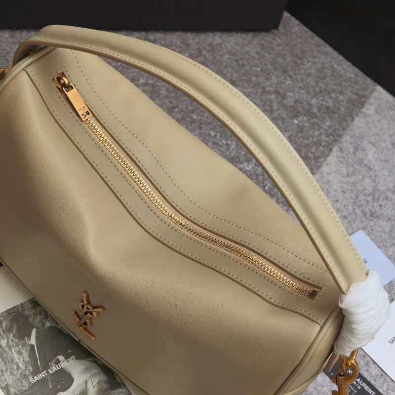杏色🖤8818Camera Supple bag_饭盒包这款手袋是一款宽敞的肩包，带有牛皮革底座和柔软的