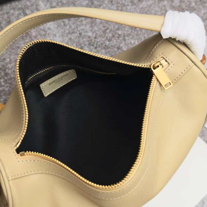 杏色🖤8818Camera Supple bag_饭盒包这款手袋是一款宽敞的肩包，带有牛皮革底座和柔软的
