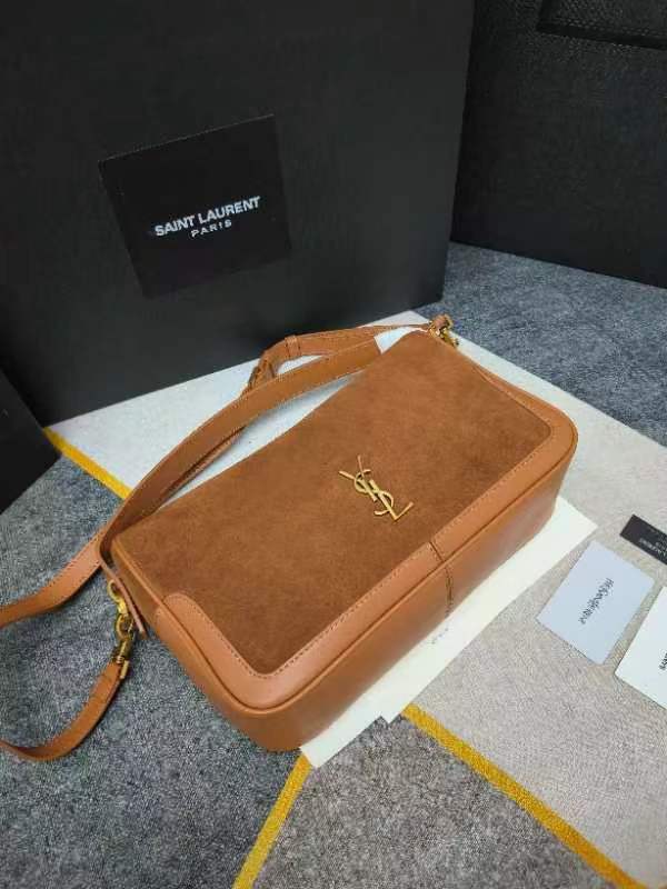 棕色麂皮🖤8818Camera Supple bag_饭盒包这款手袋是一款宽敞的肩包，带有牛皮革底座和柔