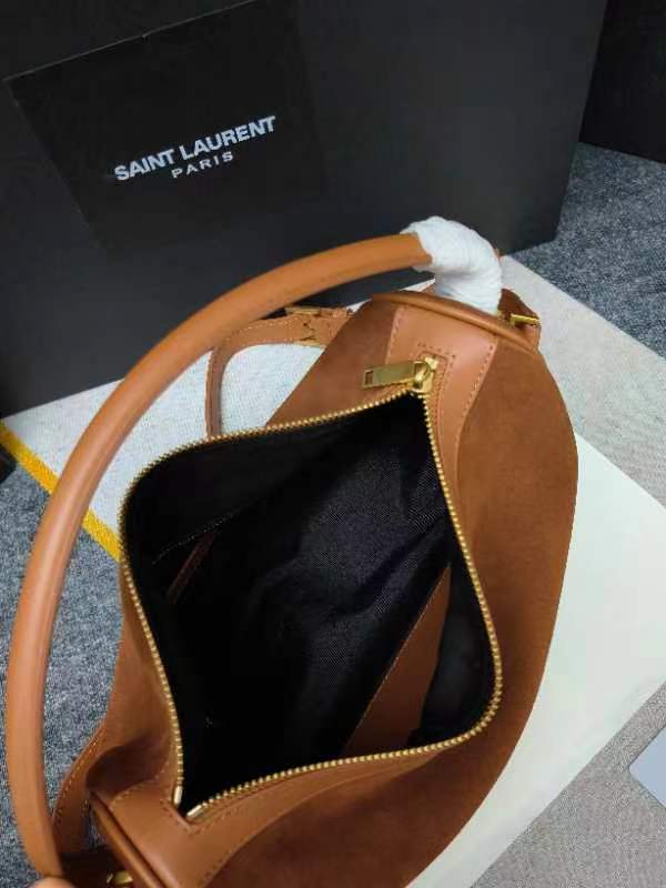 棕色麂皮🖤8818Camera Supple bag_饭盒包这款手袋是一款宽敞的肩包，带有牛皮革底座和柔