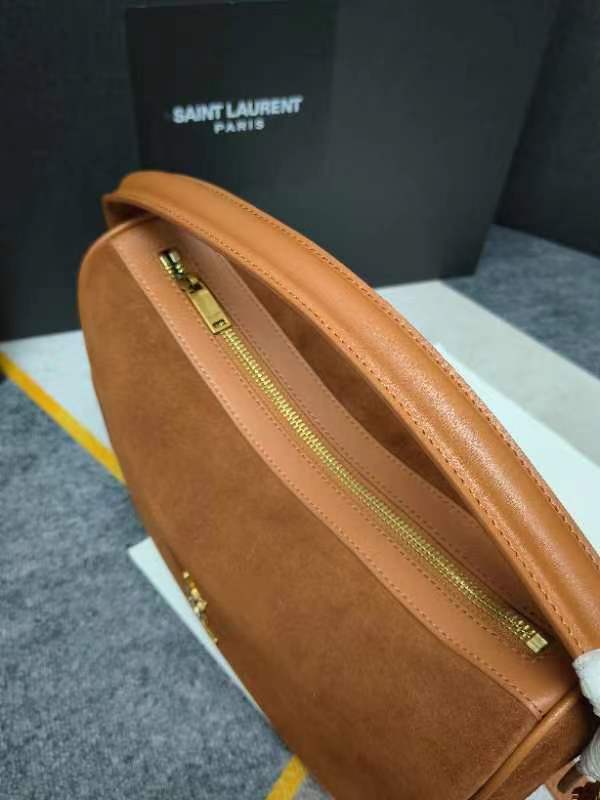 棕色麂皮🖤8818Camera Supple bag_饭盒包这款手袋是一款宽敞的肩包，带有牛皮革底座和柔