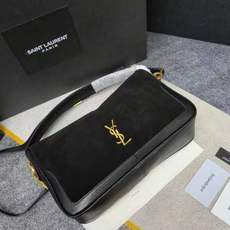 黑色麂皮🖤8818Camera Supple bag_饭盒包这款手袋是一款宽敞的肩包,带有牛皮革底座和柔 黑色麂皮🖤8818Camera Supple bag_饭盒包这款手袋是一款宽敞的肩包,带有牛皮革底座和柔