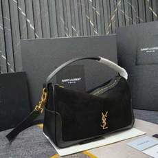 黑色麂皮🖤8818Camera Supple bag_饭盒包这款手袋是一款宽敞的肩包,带有牛皮革底座和柔 黑色麂皮🖤8818Camera Supple bag_饭盒包这款手袋是一款宽敞的肩包,带有牛皮革底座和柔