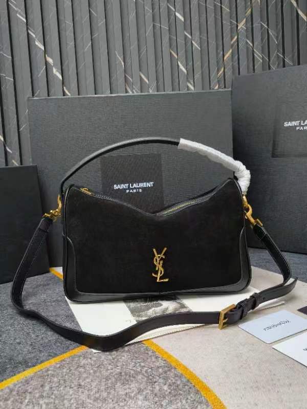 黑色麂皮🖤8818Camera Supple bag_饭盒包这款手袋是一款宽敞的肩包，带有牛皮革底座和柔