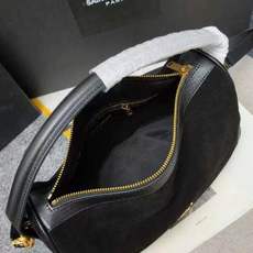 黑色麂皮🖤8818Camera Supple bag_饭盒包这款手袋是一款宽敞的肩包,带有牛皮革底座和柔 黑色麂皮🖤8818Camera Supple bag_饭盒包这款手袋是一款宽敞的肩包,带有牛皮革底座和柔