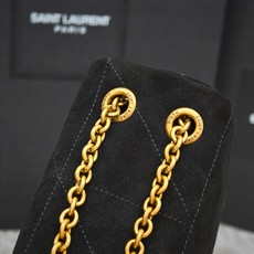 JAMIE_麂皮黑色8836新品大包真的有戳中我心巴,谁懂啊?💕麂皮,整个包型以经典复古做旧版的设计,打 JAMIE_麂皮黑色8836新品大包真的有戳中我心巴,谁懂啊?💕麂皮,整个包型以经典复古做旧版的设计,打