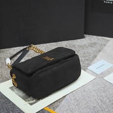 JAMIE8835_mini新品麂皮系列真的有戳中我心巴,谁懂啊?💕麂皮,整个包型以经典复古做旧版的设计 JAMIE8835_mini新品麂皮系列真的有戳中我心巴,谁懂啊?💕麂皮,整个包型以经典复古做旧版的设计