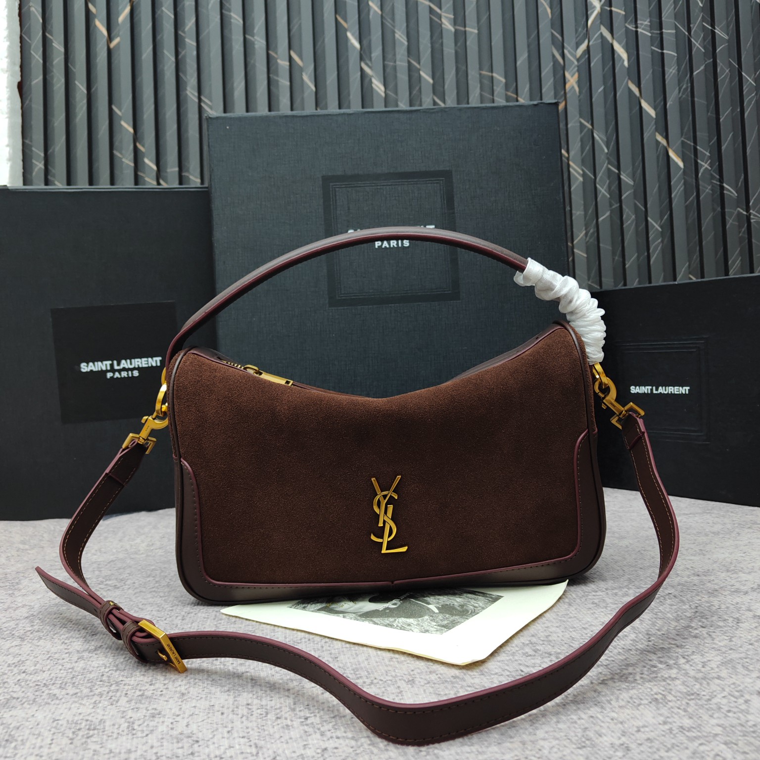 咖啡色麂皮🖤8818Camera Supple bag_饭盒包这款手袋是一款宽敞的肩包，带有牛皮革底座和